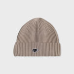 ALAND FISH WAPPEN RIBBED BEANIE (LIGHT BEIGE)